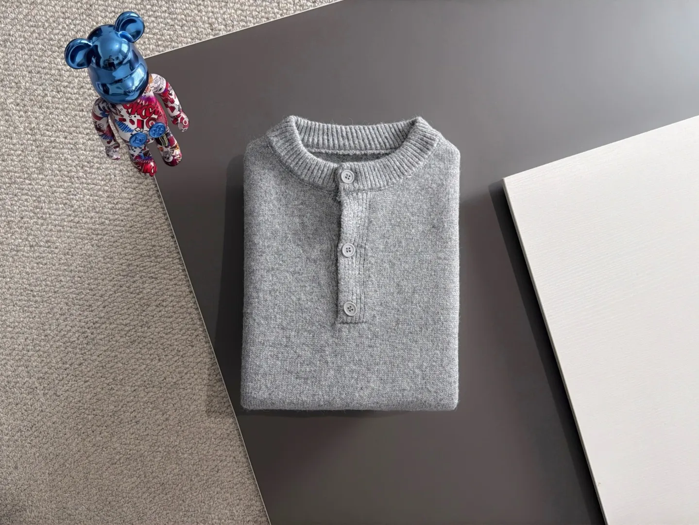 Next day shipment P195 Balenciaga 2026 Autumn and Winter latest sweater from the official website, now on sale at the counter simultaneously Hot Sale! Specially made of wool blended fabric. It feels comfortable and can be directly in contact with the skin. The logo badge is exquisitely embroidered, which is extremely eye-catching! The details highlight the fashionable charm of big brands. Exquisite workmanship. Three-dimensional cutting style. The wearing effect is invincible and handsome! All three standards are complete! Sizes:M-3XL